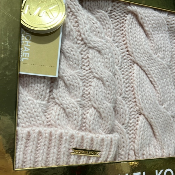 🎉 New Michael Kors Light Pink Knitted Beanie and Scarf Gift Set - Picture 4 of 6